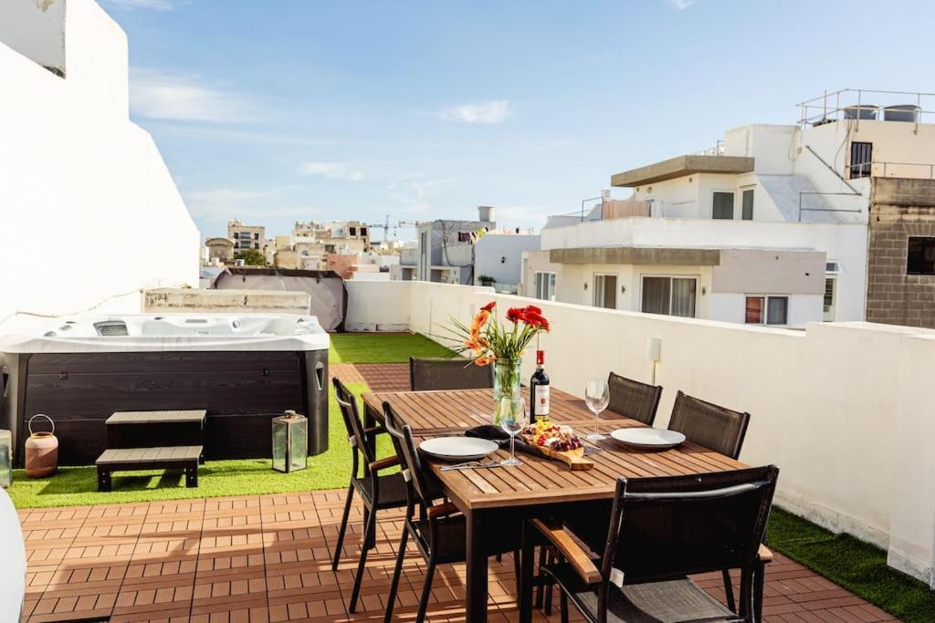 Appartement Luxury Designer Penthouse With Private Jacuzzi à Sliema Extérieur photo