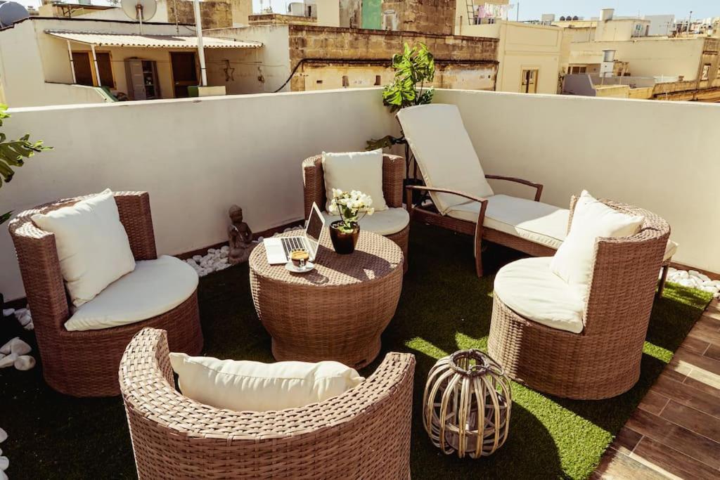 Appartement Luxury Designer Penthouse With Private Jacuzzi à Sliema Extérieur photo